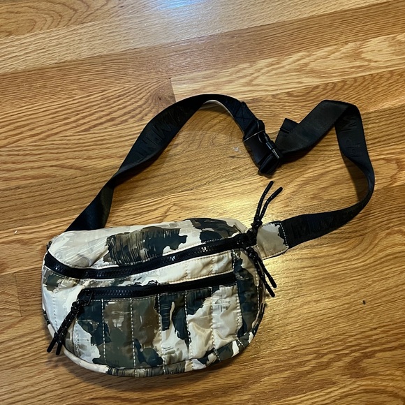 Free People Movement Quilted Print Sling Bag Camo NEW - Picture 6 of 17